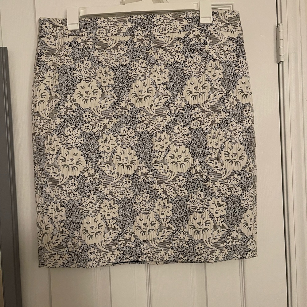 Ann Taylor Black and White Floral Pencil Skirt